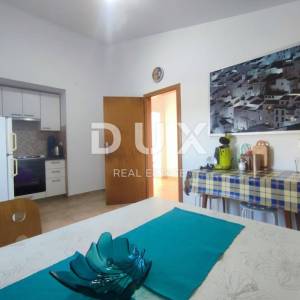 ISTRA, KAVRAN - Prostrana kuća s 3 apartmana i garažom u mirnom dijelu