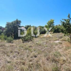 ISTRA, KRNICA - 2330 m2 građevinskog zemljišta + 1500 m2 poljoprivrednog zemljišta
