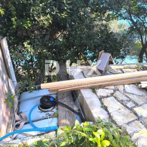 ISTRA, KRNICA - Legalizirana kućica prvi red do mora - DIREKTNI IZLAZ NA PLAŽU!!