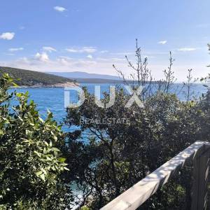 ISTRA, KRNICA - Legalizirana kućica prvi red do mora - DIREKTNI IZLAZ NA PLAŽU!!