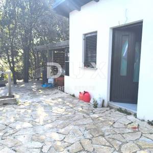 ISTRA, KRNICA - Legalizirana kućica prvi red do mora - DIREKTNI IZLAZ NA PLAŽU!!