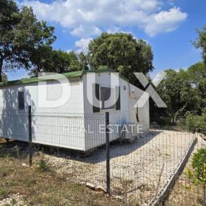 ISTRA, KRNICA - Vikend zemljište s mobilnom kućicom 1 km od mora