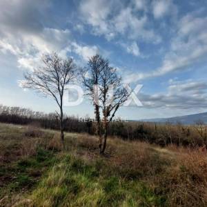 ISTRA, KRŠAN - Atraktivno građevinsko zemljište s idejnim rješenjem i pogledom na Učku 