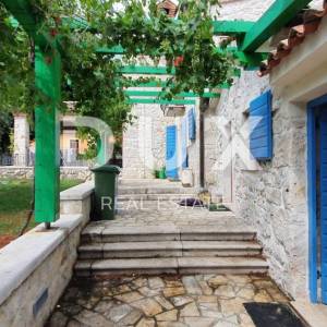 ISTRA, KRŠAN - Kamena ljepotica s bazenom