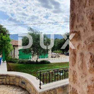 ISTRA, KRŠAN - Kamena ljepotica s bazenom i dodatnim zemljištem
