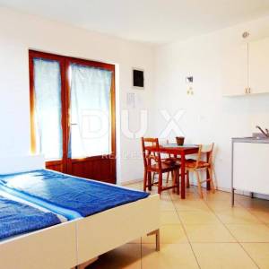 ISTRA - Kuća s 11 stambenih jedinica i pogledom na more