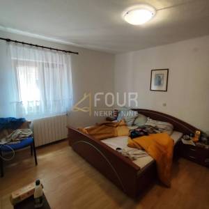 Istra, Labin, 168m2, etaža s 3 stana, okućnica