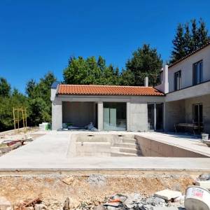 ISTRA, LABIN - Besprijekorna kuća s bazenom na rubu naselja