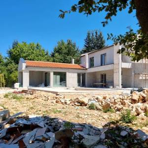 ISTRA, LABIN - Besprijekorna kuća s bazenom na rubu naselja