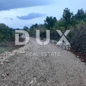 ISTRA, LABIN - Građevinsko zemljište 1450m2 sa pomoćnim objektom 67m2 u okolici Labina