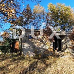 ISTRA, LABIN - Građevinsko zemljište 1450m2 sa pomoćnim objektom 67m2 u okolici Labina