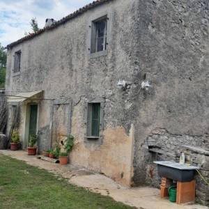 ISTRA, LABIN - Imanje na osami sa samostojećom kamenom kućom za renovaciju