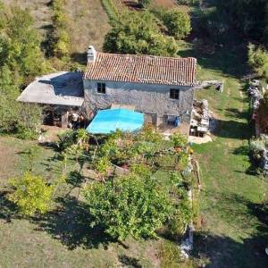 ISTRA, LABIN - Imanje na osami sa samostojećom kamenom kućom za renovaciju