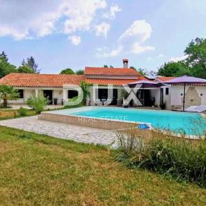 ISTRA, LABIN - Kamena kuća s bazenom na rubu naselja