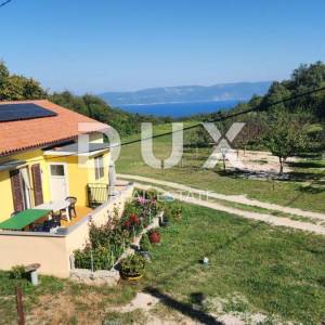 ISTRA, LABIN - Kuća na osami s pomoćnim objektima i pogledom na more
