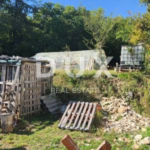 ISTRA, LABIN - Kuća na osami s pomoćnim objektima i pogledom na more