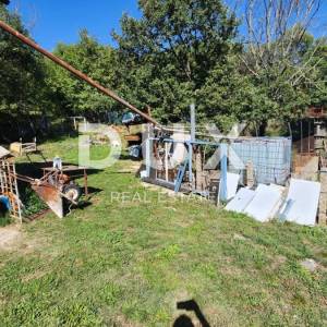 ISTRA, LABIN - Kuća na osami s pomoćnim objektima i pogledom na more