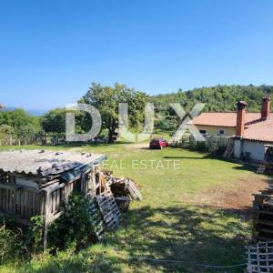 ISTRA, LABIN - Kuća na osami s pomoćnim objektima i pogledom na more