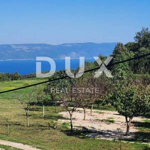 ISTRA, LABIN - Kuća na osami s pomoćnim objektima i pogledom na more