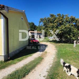 ISTRA, LABIN - Kuća na osami s pomoćnim objektima i pogledom na more