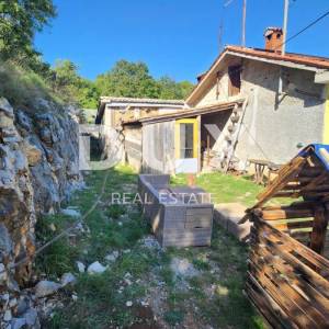 ISTRA, LABIN - Kuća na osami s pomoćnim objektima i pogledom na more