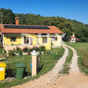 ISTRA, LABIN - Kuća na osami s pomoćnim objektima i pogledom na more