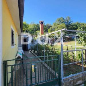 ISTRA, LABIN - Kuća na osami s pomoćnim objektima i pogledom na more