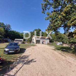 ISTRA, LABIN - Kuća na osami s pomoćnim objektima i pogledom na more