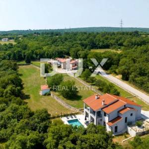 ISTRA, LABIN - Kuća s bazenom na rubu naselja