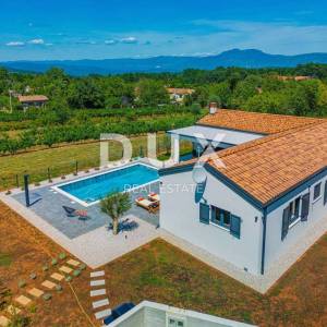 ISTRA, LABIN - Kuća s bazenom u pitomom naselju
