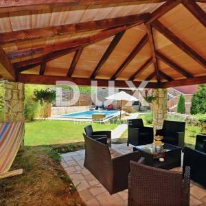 ISTRA, LABIN - Kuća s bazenom na rubu naselja