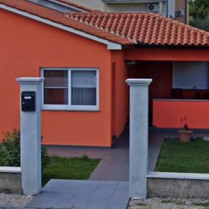 ISTRA, LABIN - Kuća s garažom i prostranom okućnicom