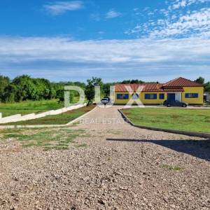 ISTRA, LABIN - Kuća s neodoljivo prostranom okućnicom