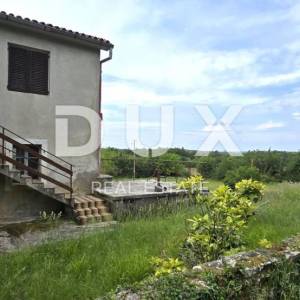 ISTRA, LABIN - Kuća za adaptaciju s velikim građevinskim zemljištem i puno privatnosti