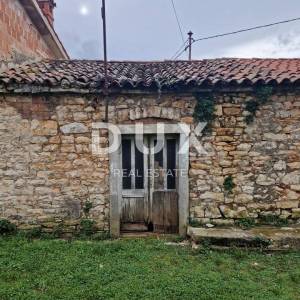 ISTRA, LABIN - Kuća za adaptaciju s konobom i garažom