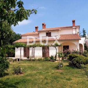 ISTRA, LABIN - Lijepa kuća blizu grada s uređenom okućnicom