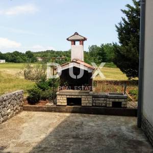 ISTRA, LABIN - Lijepa kuća blizu grada s uređenom okućnicom