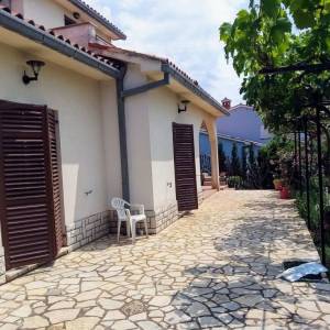 ISTRA, LABIN - Lijepa kuća blizu grada s uređenom okućnicom