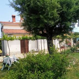 ISTRA, LABIN - Lijepa kuća blizu grada s uređenom okućnicom