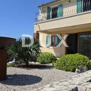 ISTRA, LABIN - Mediteranska kamena kuća s bazenom i fantastičnim pogledom na more