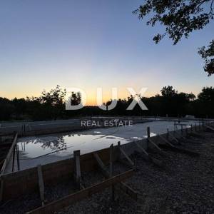 ISTRA, LABIN - Moderno dizajnirana prizemnica s bazenom na rubu naselja