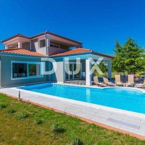 ISTRA, LABIN - Nova vila s bazenom i uređenom okućnicom