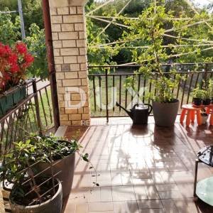 ISTRA, LABIN - Obiteljsko imanje kuća + dva apartmana sa bazenom!