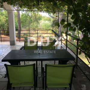 ISTRA, LABIN, OKOLICA - Dvojna kuća s dva stana i velikom okućnicom, pogled na more