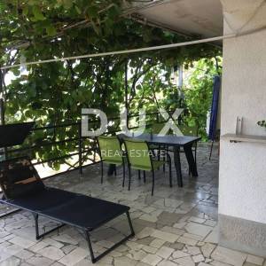 ISTRA, LABIN, OKOLICA - Dvojna kuća s dva stana i velikom okućnicom, pogled na more