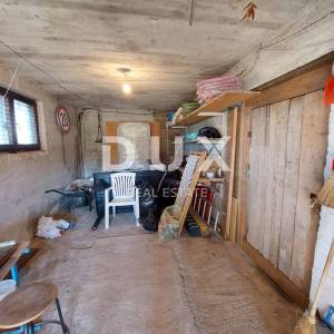 ISTRA, LABIN, OKOLICA - Dvojna kuća s dva stana i velikom okućnicom, pogled na more