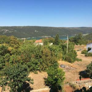 ISTRA, LABIN, OKOLICA - Dvojna kuća s dva stana i velikom okućnicom, pogled na more