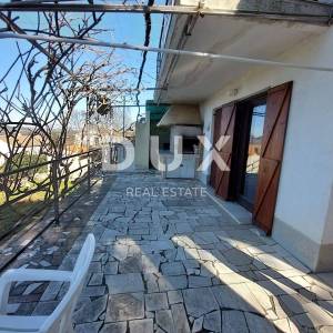 ISTRA, LABIN, OKOLICA - Dvojna kuća s dva stana i velikom okućnicom, pogled na more
