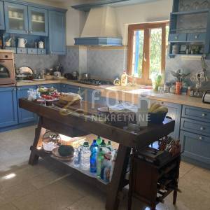 Istra, Labin - okolica, kuća s bazenom, garažom i dodatnim objektom