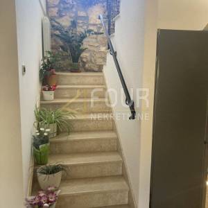 Istra, Labin - okolica, kuća s bazenom, garažom i dodatnim objektom